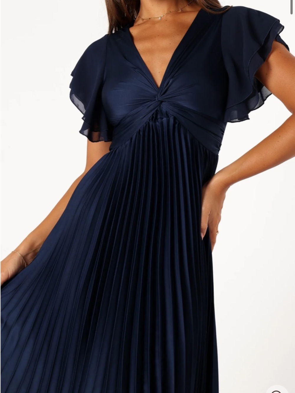 Petal & Pup Nova Flutter Sleeve Midi Dress
Navy medium - Picture 10 of 10